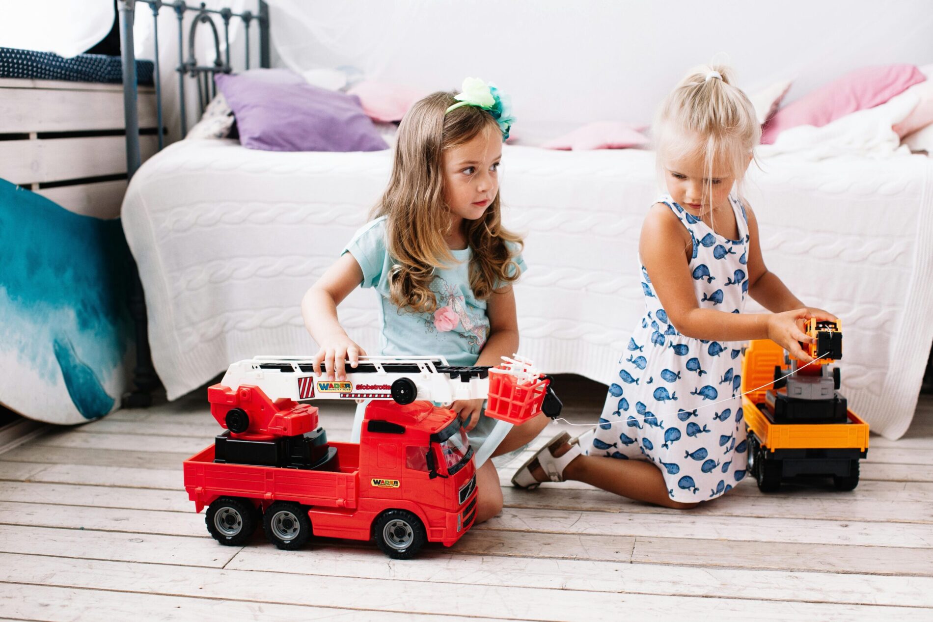 récolte de jouets petites filles camions